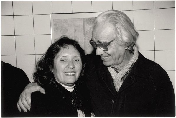 Leon Ferrari junto a Mabel Ruiz madre de Maximiliano Kosteki, joven asesinado en la Masacre del Puente Pueyrredon.  2005