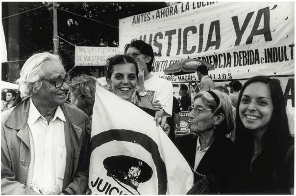 León Ferrari junto al Colectivo de Arte Callejero, ca. 2005 Fotografía: Marcelo Brodsky