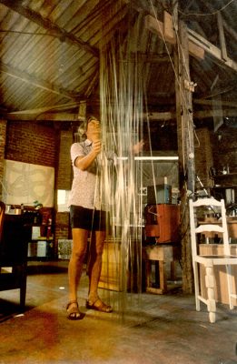 León Ferrari en el taller de San Pablo tocando su escultura musical, ca. 1980.