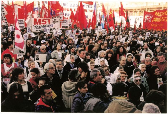 León Ferrari con Madres de Plaza de Mayo, 24 de marzo de 2003 Día de la Memoria, Verdad y Justicia  en marchas de derechos humanos Ca. 2003 Archivo Brodsky