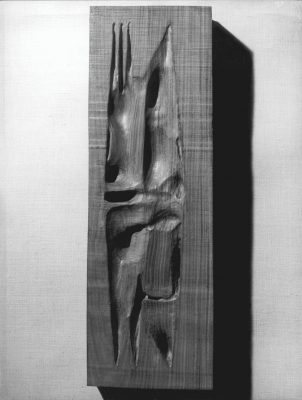 León Ferrari Boceto para homenaje a García Lorca, 1961 Madera de palo santo 55 x 25 x 7 cm